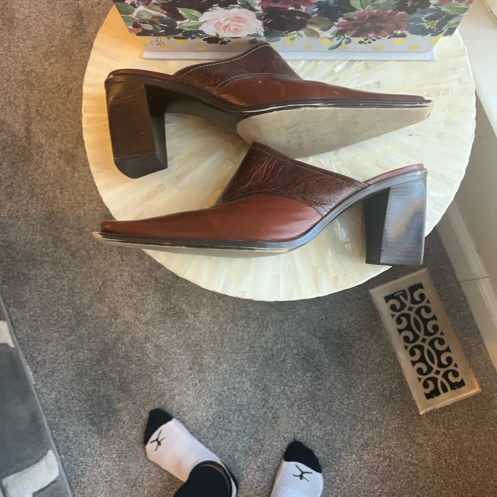 👠 Vintage Y2K BCBGirls Brown Leather Western Mules, Size 11 - Picture 6 of 11